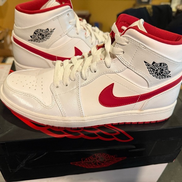 Jordan 1 Metallic Red Mid (2014) Size 9M - Picture 7 of 7
